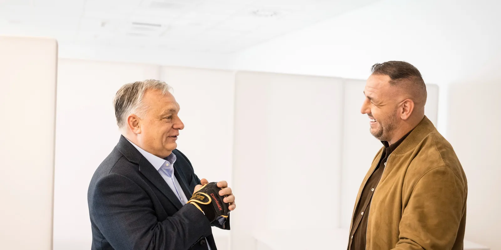 "Győzelemre!" - Nem akármit írt alá Orbán Viktor