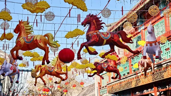 Itt a holdújév, piros lampionok, lovak mindenhol – Galéria