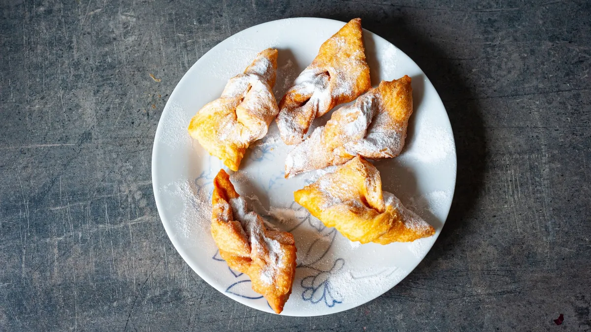 Csörögefánk Hungarian,Crisp,Sweet,Pastry,¨csöröge,Fánk¨,(angel,Wings),With,Powdered