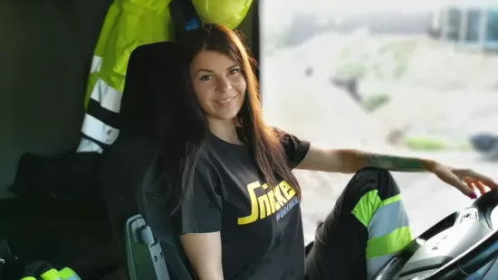 „Azt hitték, nem birkózom meg a vassal” – kőbányában kamionozik a gyönyörű Noémi