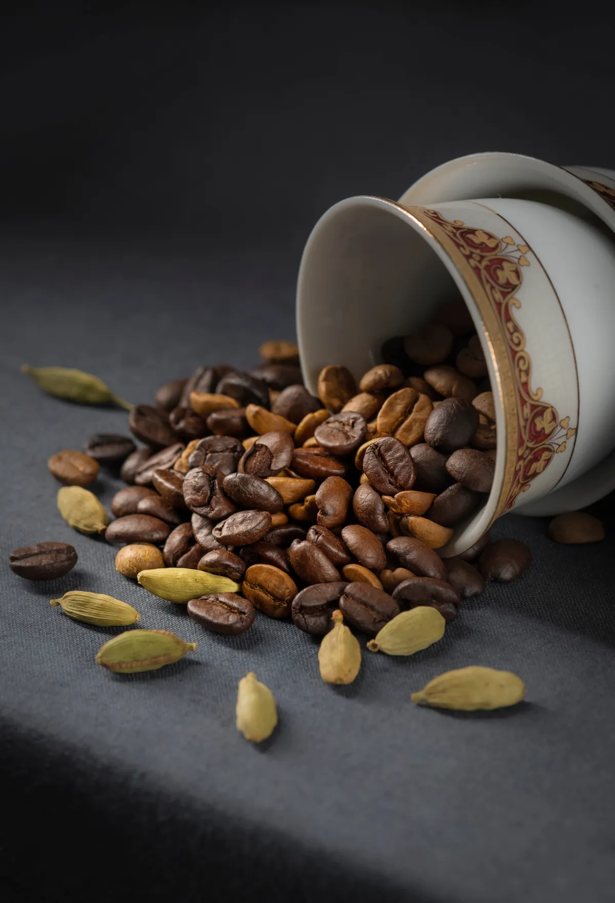 Aromatic,Arabic,Coffee,Ingredients.,Roasted,Coffee,Beans,And,Whole,Green