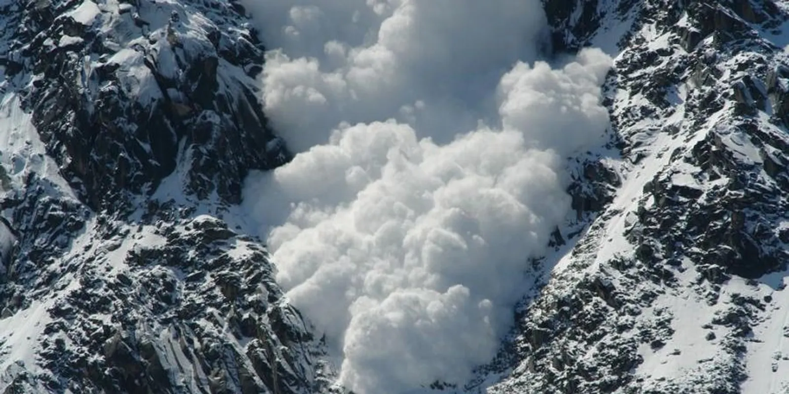 10 síelőt elsodort a lavina, nagy erőkkel keresik őket