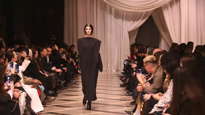 Művészetből szabott ruhák: tarolt a NUBU új kollekciója