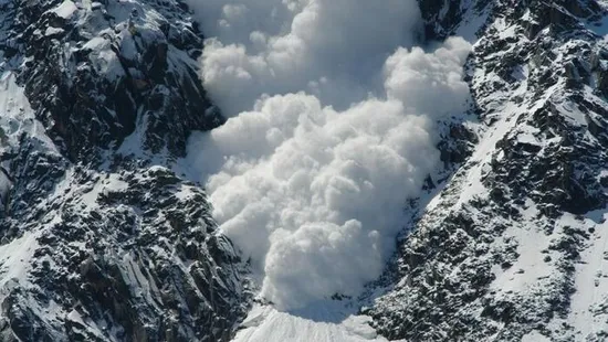 Minden perc számít: 10 síelőt elsodort a lavina, nagy erőkkel keresik őket