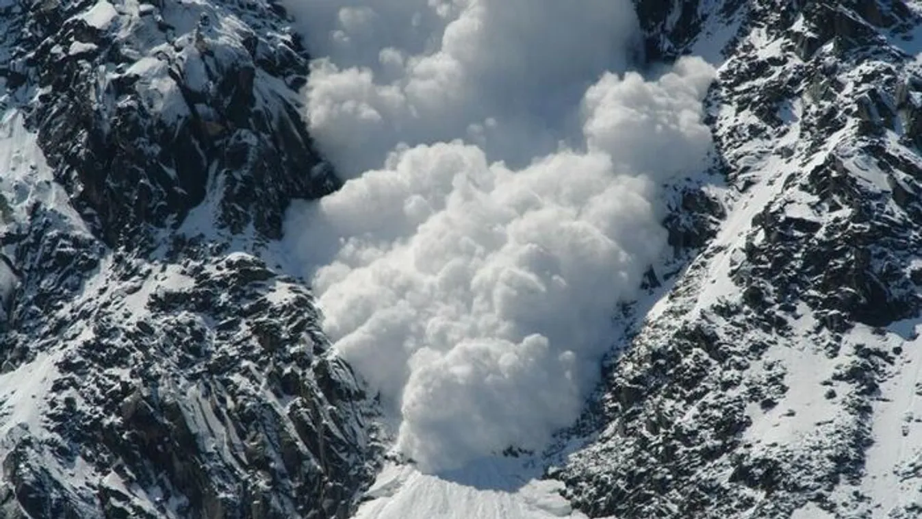 10 síelőt elsodort a lavina, nagy erőkkel keresik őket
