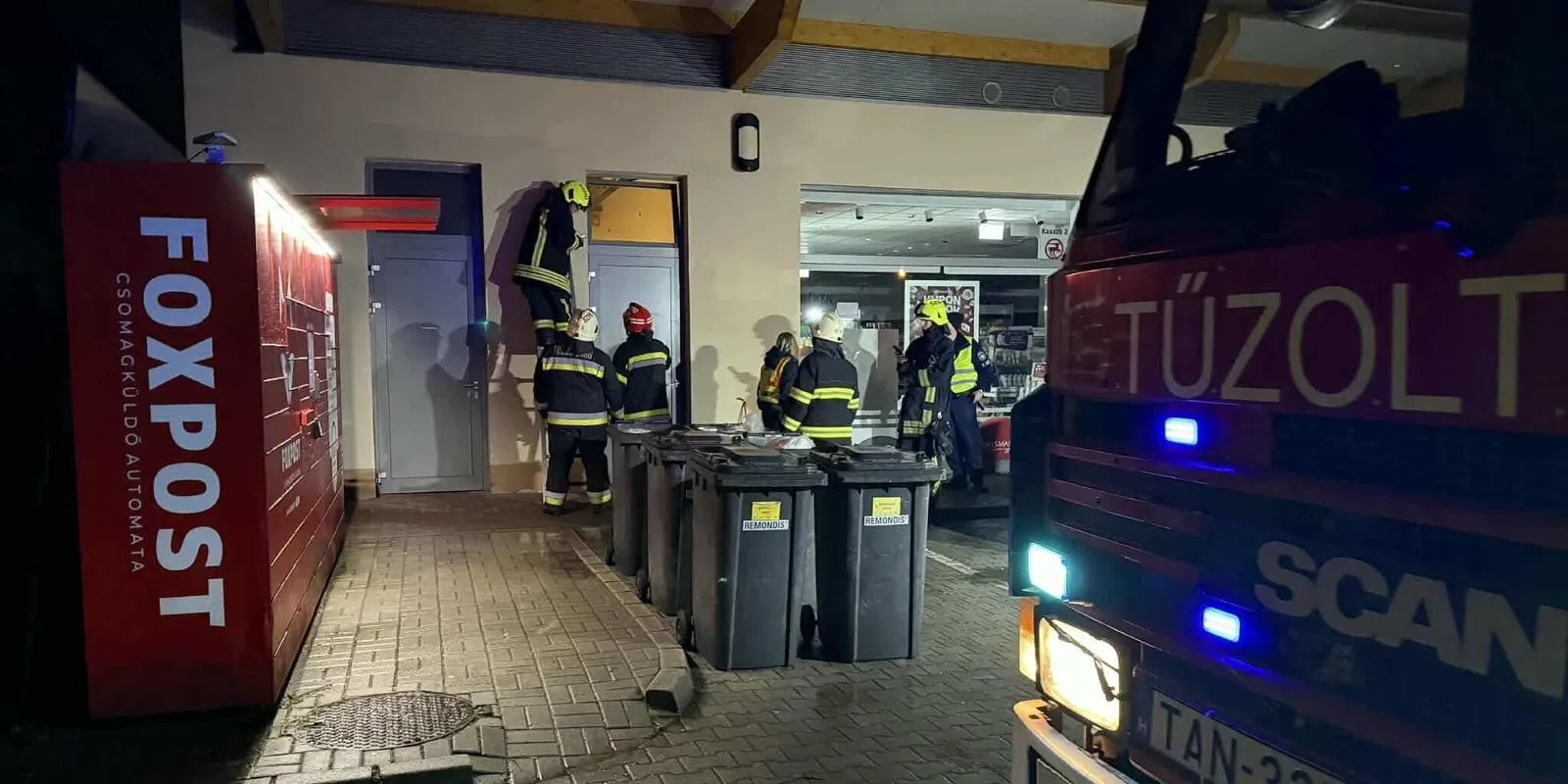 Részeg férfit kellett kiszabadítani az áruházi mosdóból