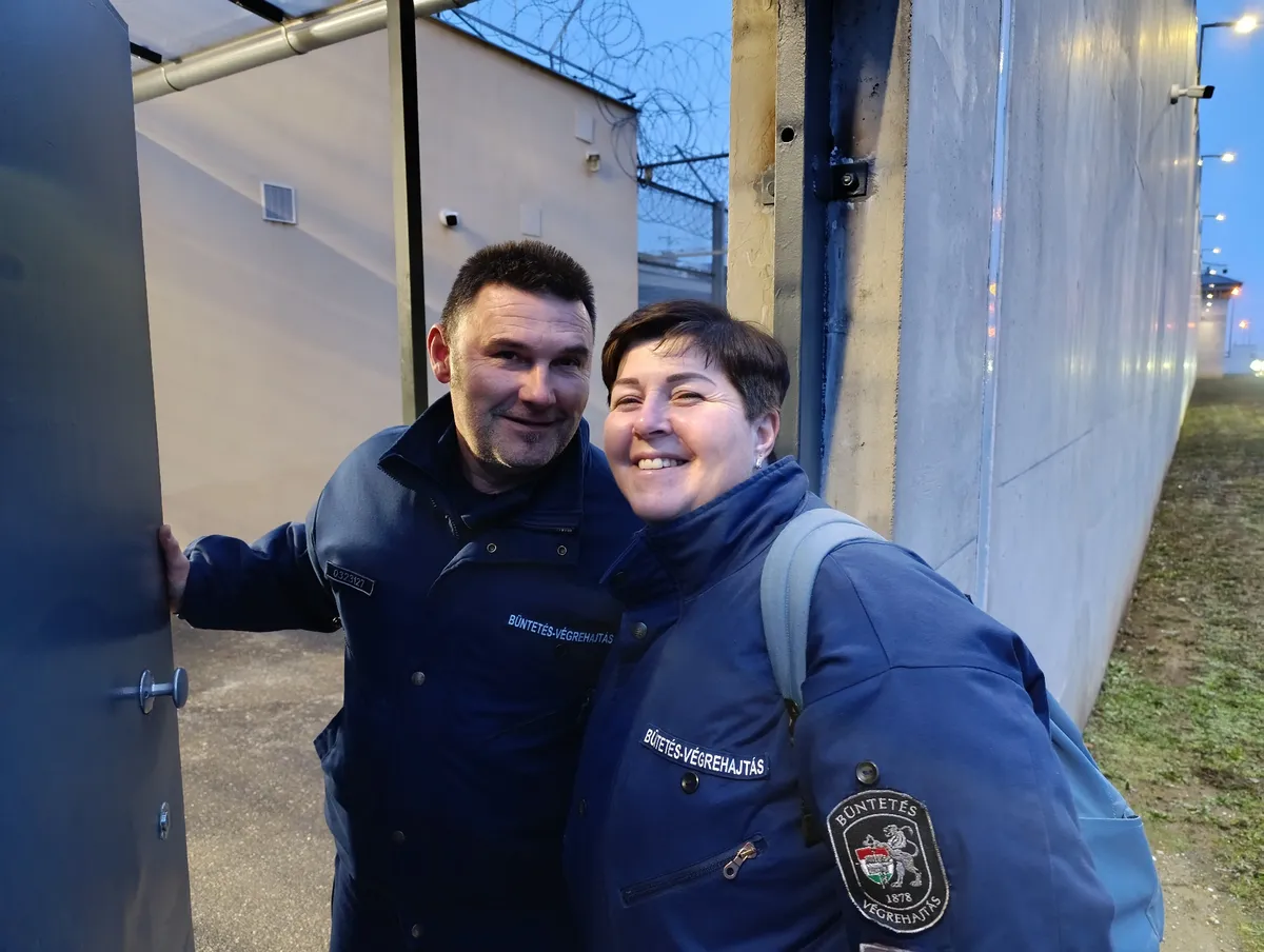 Kámán-Wittinger Tünde bv. főtörzsőrmester és Kámán Péter bv. törzszászlós egyenruhában indulnak munkába otthonról