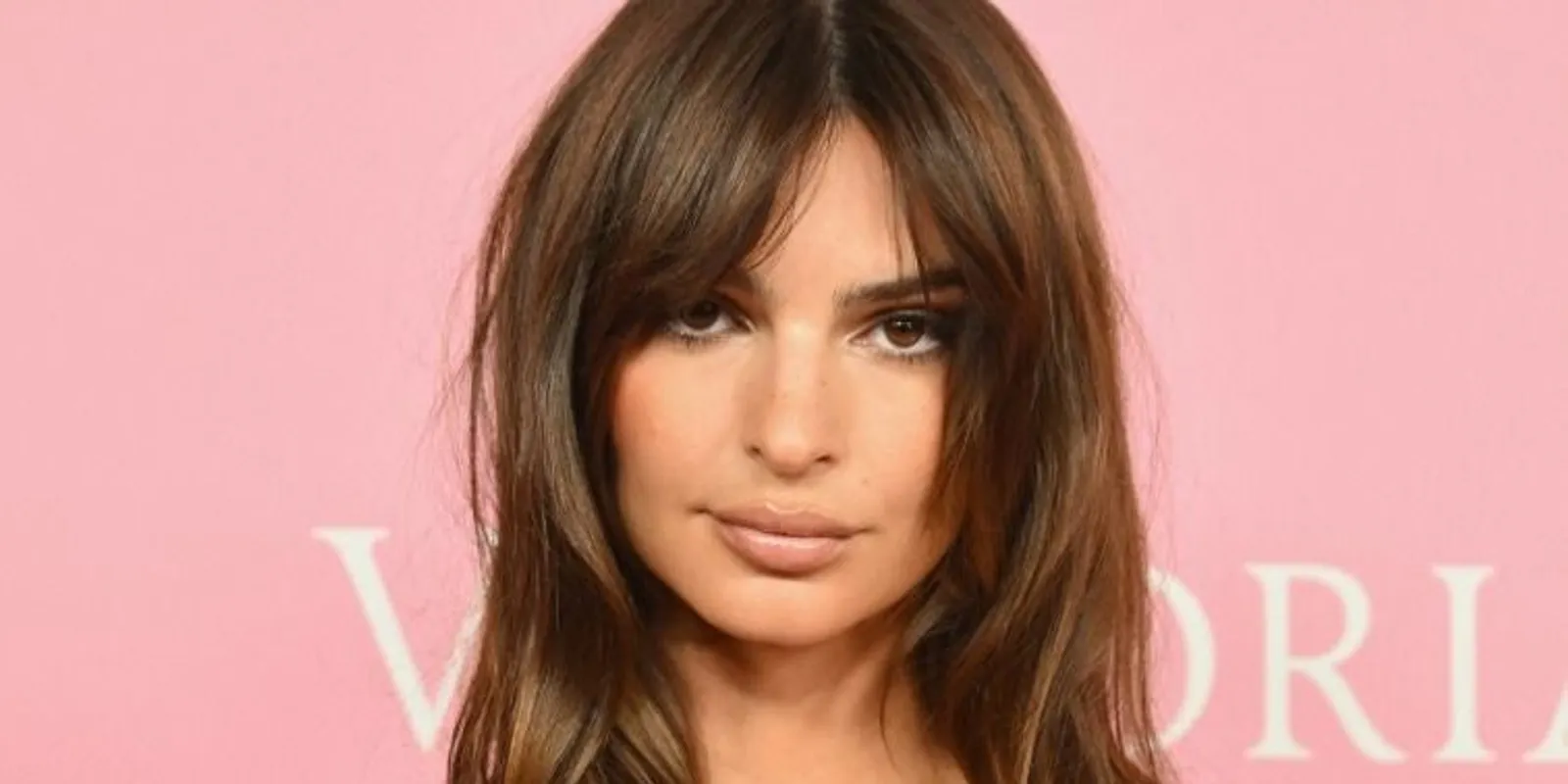 Falatnyi ruhában robbantotta fel a kifutót Emily Ratajkowski