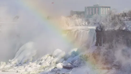 A jégbefagyott csoda: sereglenek a turisták a Niagara-vízeséshez