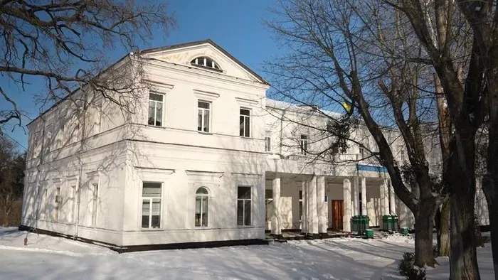 Álcahálót is szőnek a diákok Ukrajnában egy kollégiumban