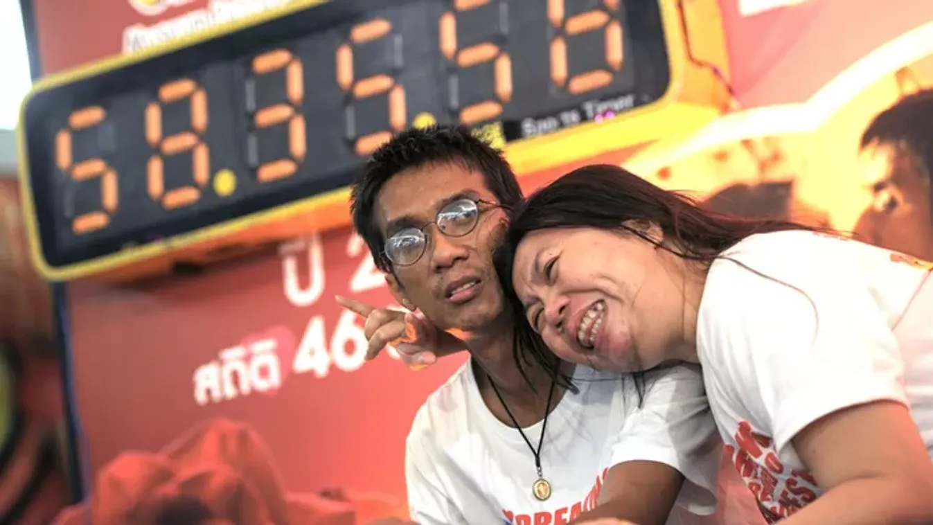 Világrekorder házaspár: örökre övék a leghosszabb csók cím