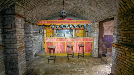 Bontott borosüvegek és megterített asztalok: mindent hátrahagyva tűntek el a magyar csárdából