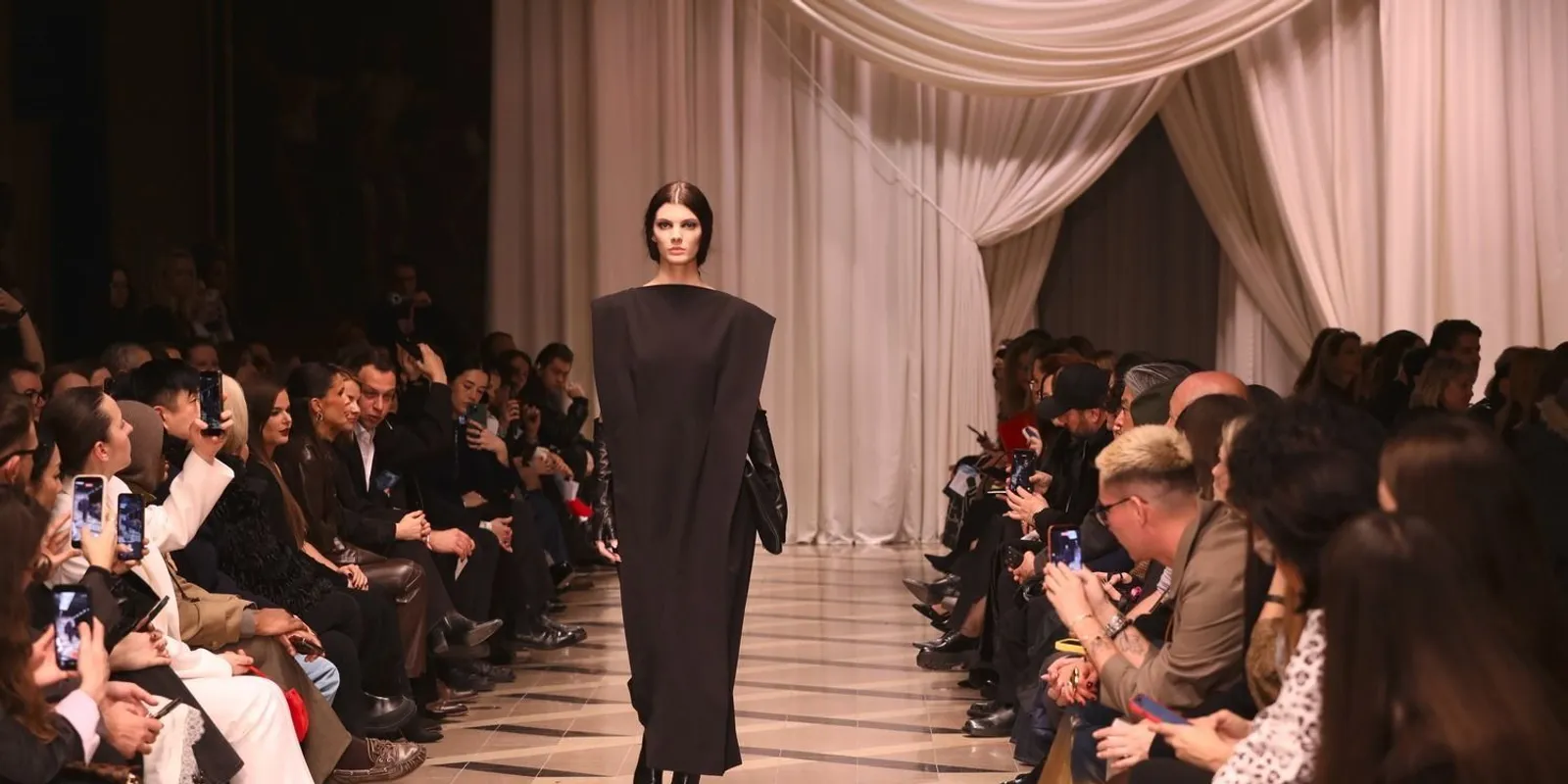 Művészetből szabott ruhák: tarolt a NUBU új kollekciója