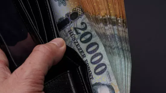 Érkeznek a megemelt fizetések, nő a bruttó, de még jobban nő a nettó
