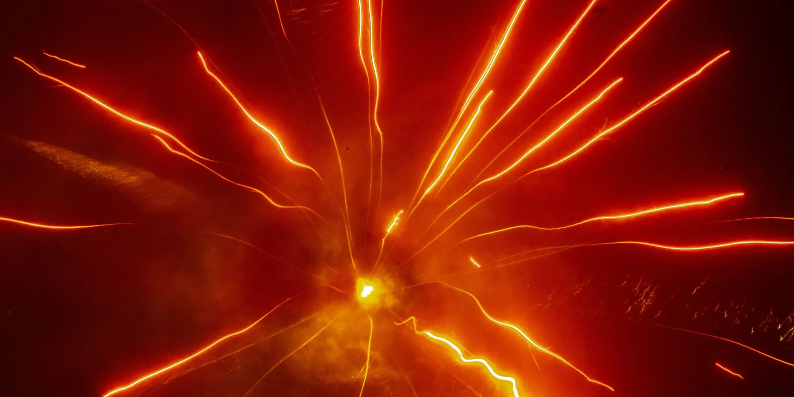 Csak tüzet rakott, amikor hirtelen minden elhomályosult