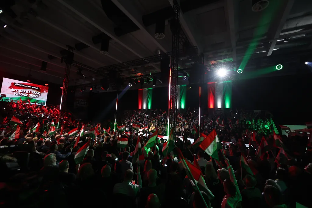 2025. 02. 07. DÁP, HEGY, háborúellenes gyűlés, szombathely 
tömeg