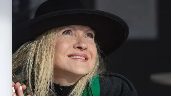 73 éves lett, de 37-nek néz ki: Marcellina bomba formában ünnepelt