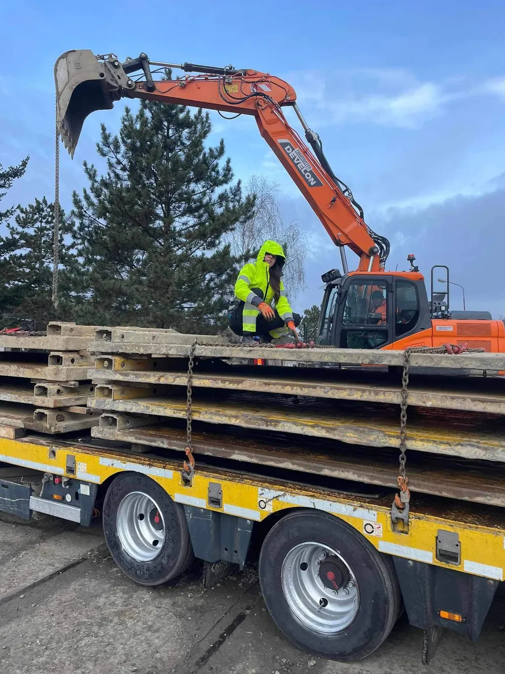 Noémi a kamion pakolásában is aktívan részt vesz Fotó: olvasói fotó 