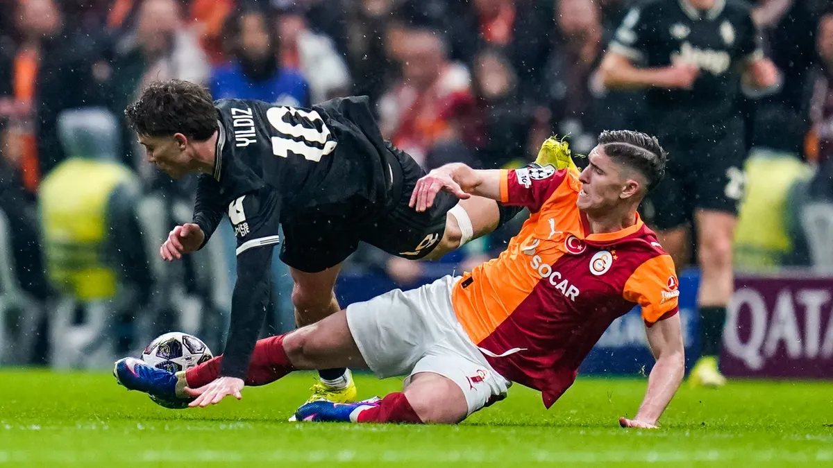 Sallai Roland (jobbra) nagy feltűnést keltett, leradírozta a pályáról a világ egyik legértékesebb U21-es sztárját, Kenan Yildizt