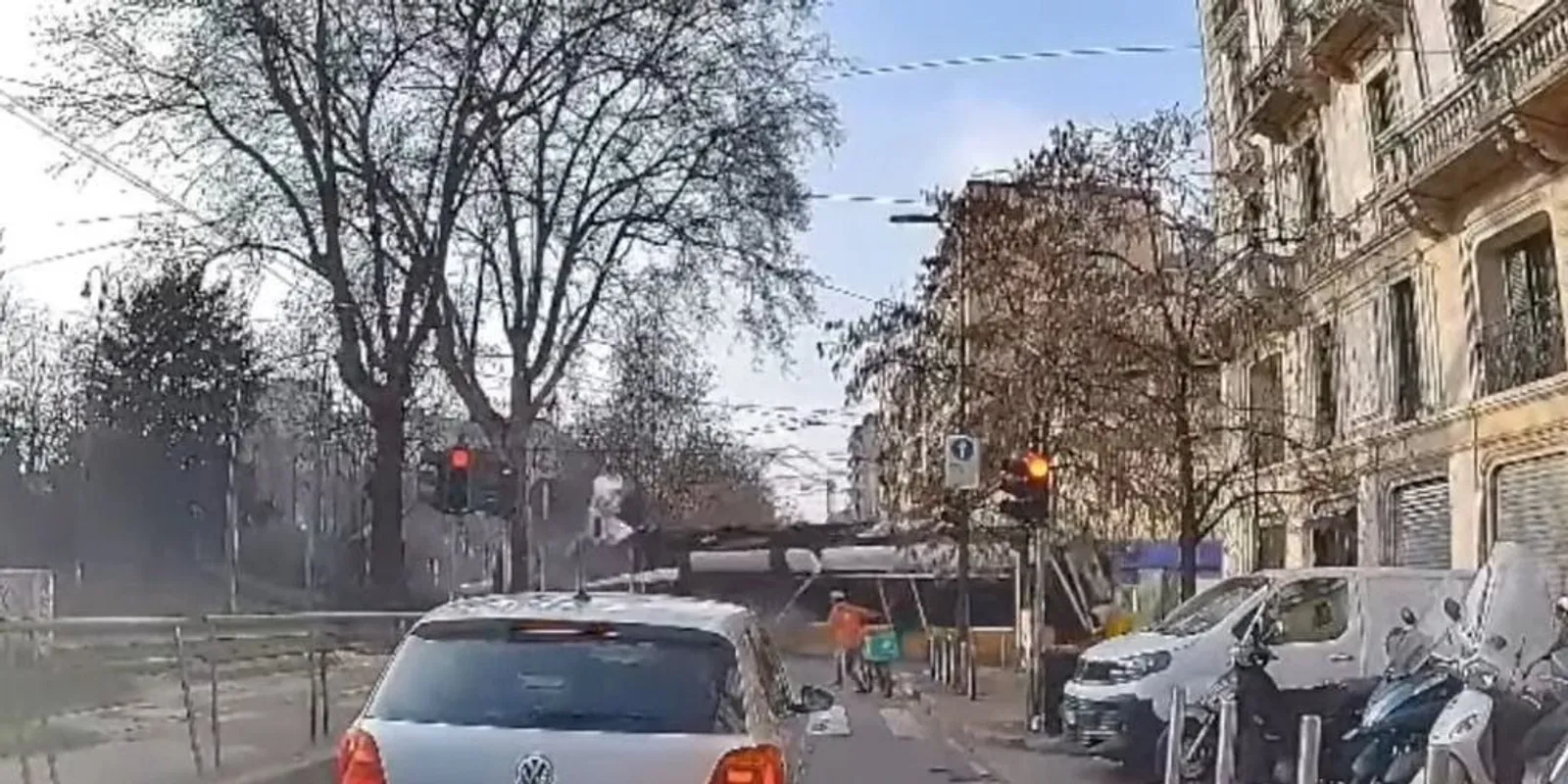 Épületnek csapódott egy villamos Milánóban