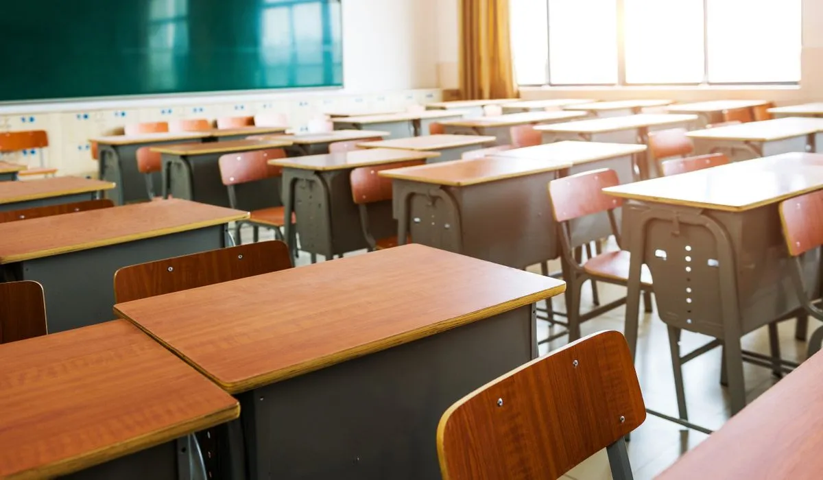 tavaszi szünet - üres padok az iskolában