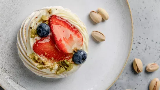 A húsvéti asztal sztárja lesz ez a málnás-pisztáciás mini Pavlova