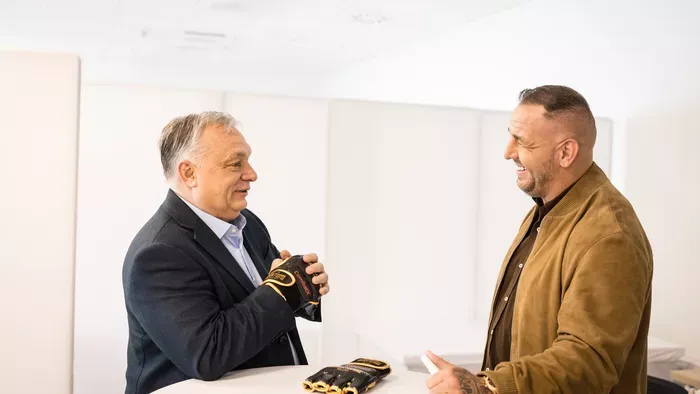 "Győzelemre!" - Nem akármit írt alá Orbán Viktor