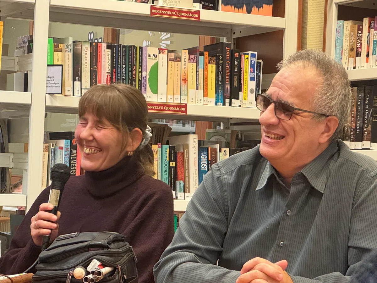 Karina és Zoli, vakok, egy könyvtárban ülnek egymás mellett.