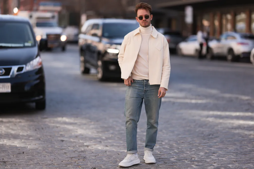 A Levi Strauss nevével fémjelzett férfi farmer a New York-i divathéten, 2023-ban.