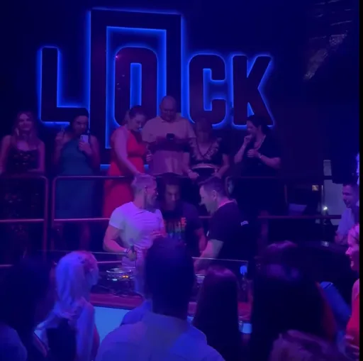 Magyar Péter és Radnai Márk a szórakozóhelyen láthatóan jól érezte magát