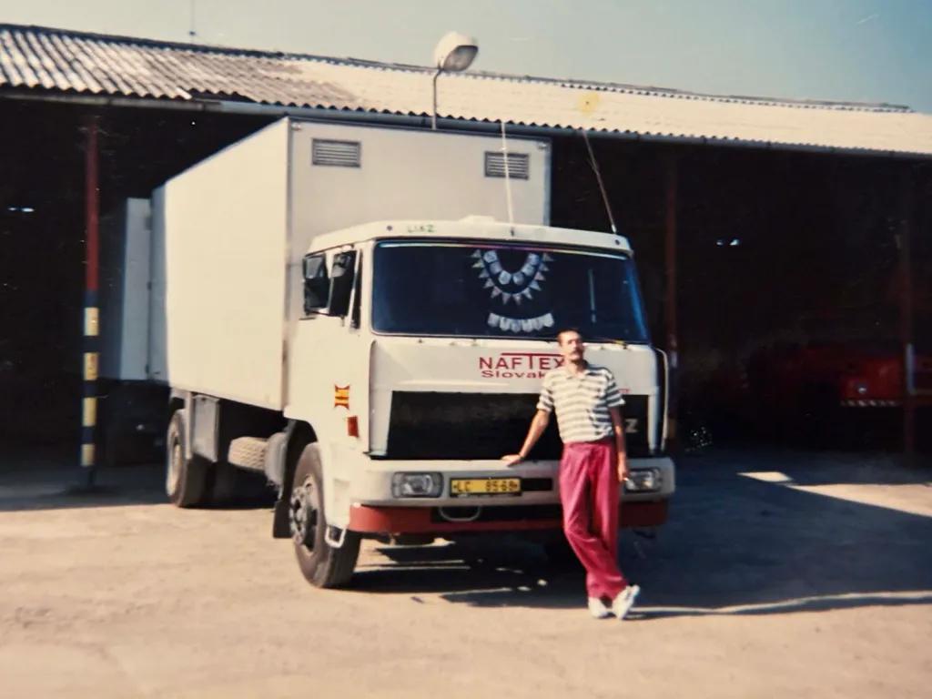 A 35 éves fiatal nő élete a sebesség és az adrenalin körül forog, amit bevallása szerint az apai géneknek köszönhet. Édesapja negyven évig rótta az utakat kamionnal, és bár imádta a gépeket, lányát eleinte óvni akarta ettől a pályától.