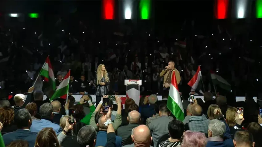 Curtis és Radics Gigi óriási sikert aratott a szombathelyi Háborúellenes Gyűlésen