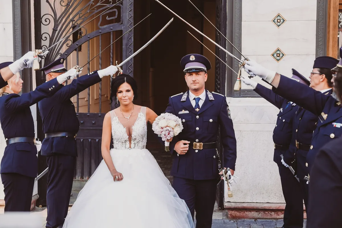 Majoros Ádám bv. főhadnagy és Majoros-Szedlár Vanessza bv. törzsőrmester 2020 augusztusában mondták ki a boldogító igent&nbsp;katonai tiszteletadás mellett&nbsp;egy mesébe illő, kardos esküvőn