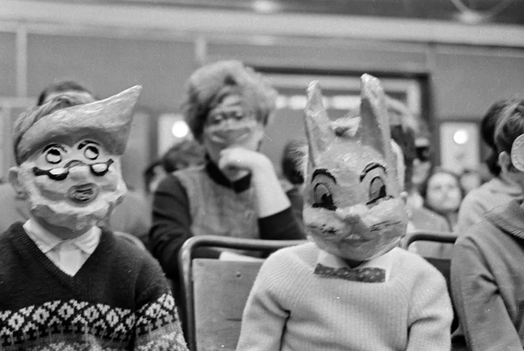 1964. Magyarország, Budapest VIII. a Magyar Rádió 6-os stúdiója az Álarc nem kötelező című nyilvános farsangi műsor felvételekor.