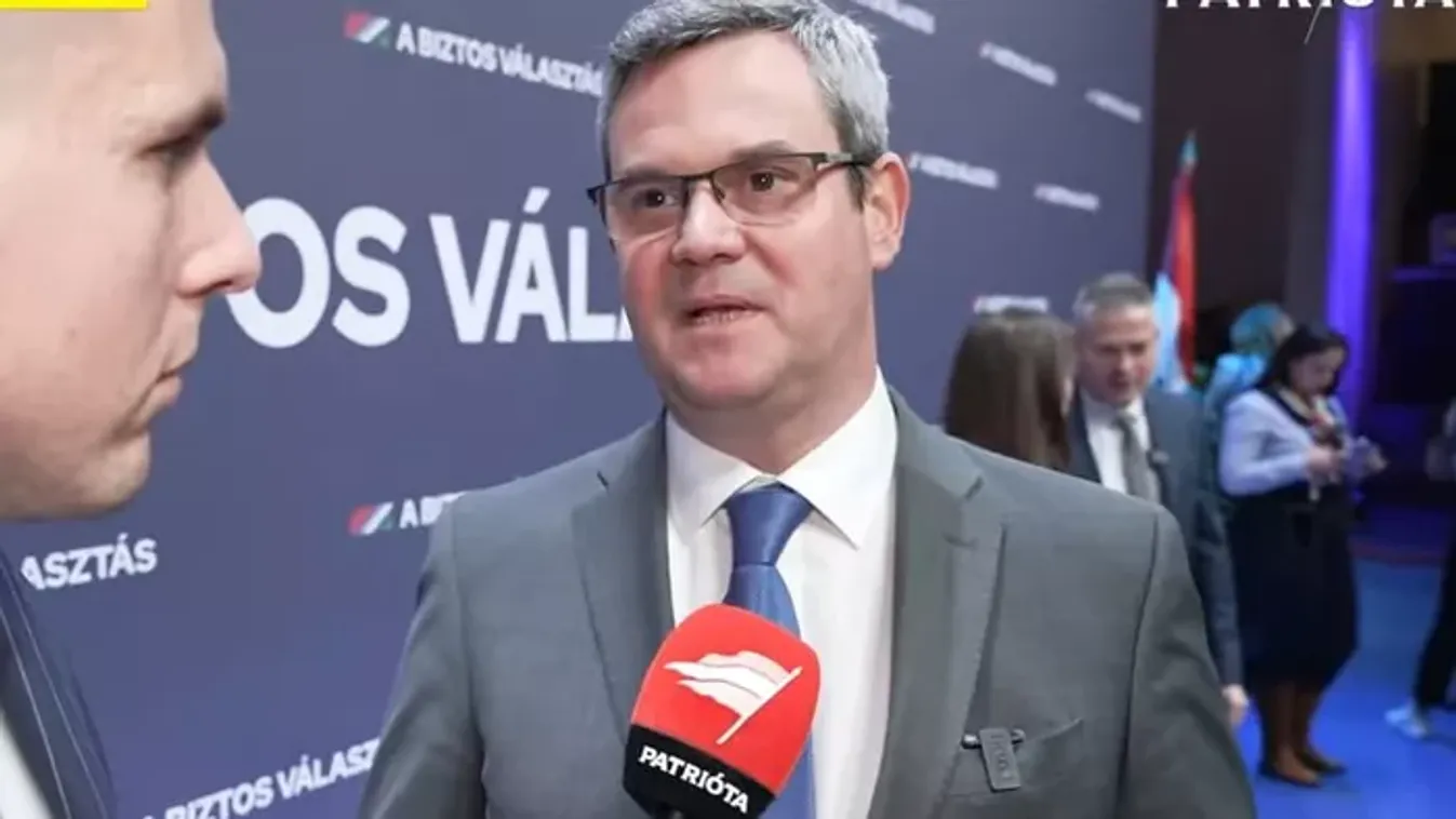 Takács Péter: Az embereknek elegük van Magyar hülyeségeiből