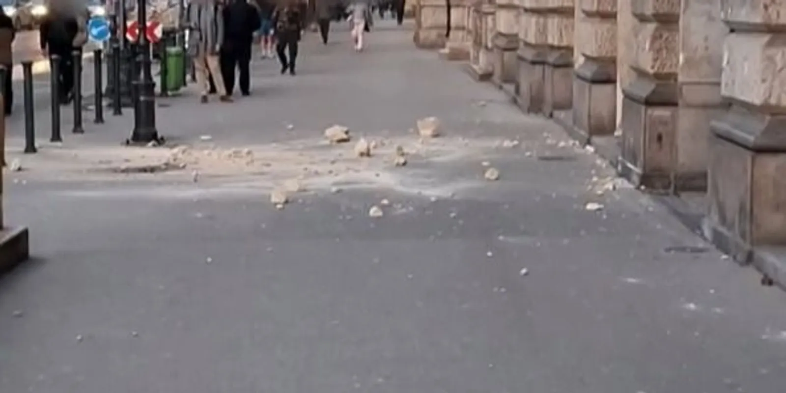 Emberek közé omlott egy ház homlokzata az Andrássy úton