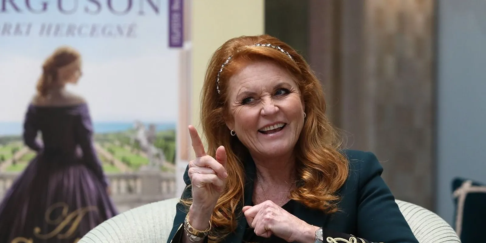 András herceg exe harisnyában eredt egy riporter után