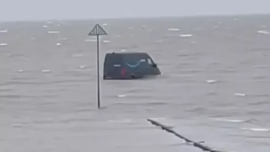 Belehajtott a furgonjával egy futár a tengerbe, mert a GPS azt mondta neki