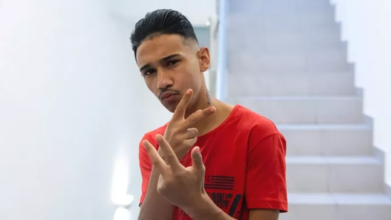 Ádám Attila apja megvédte az énekest új száma miatt