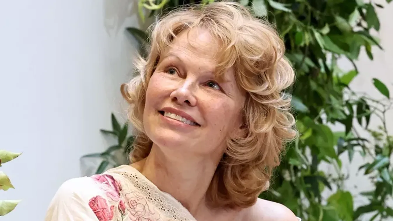 Pamela Anderson elárulta, hogy miért kérte meg a fia, hogy fesse át a haját