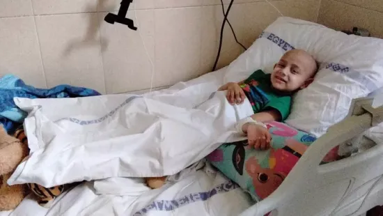 „Csecsemőfej méretű volt” – Behálózta a testét a tumor: kerekesszékbe kényszerült a 6 éves Brájen