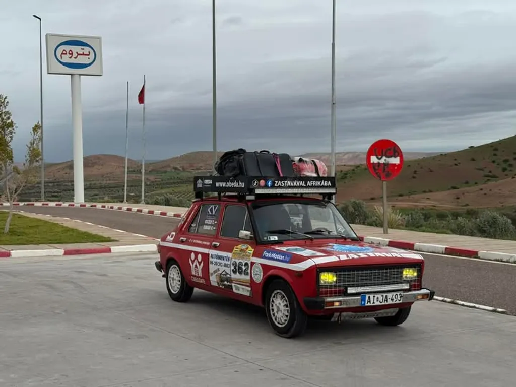Már Marokkó útjait szeli a Zastava. Robi és Zoli megérkezett Mechra Benabbouba