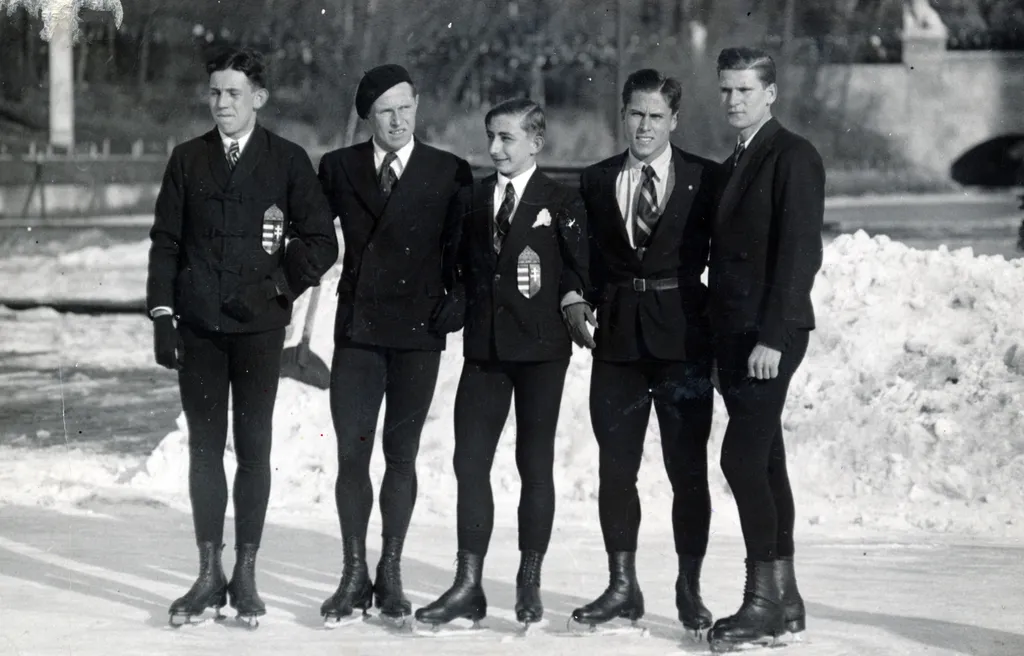 Műjégpálya. Jobbra a háttérben a Vajdahunyad várába vezető kőhíd.
1932
Fotó:Fortepan