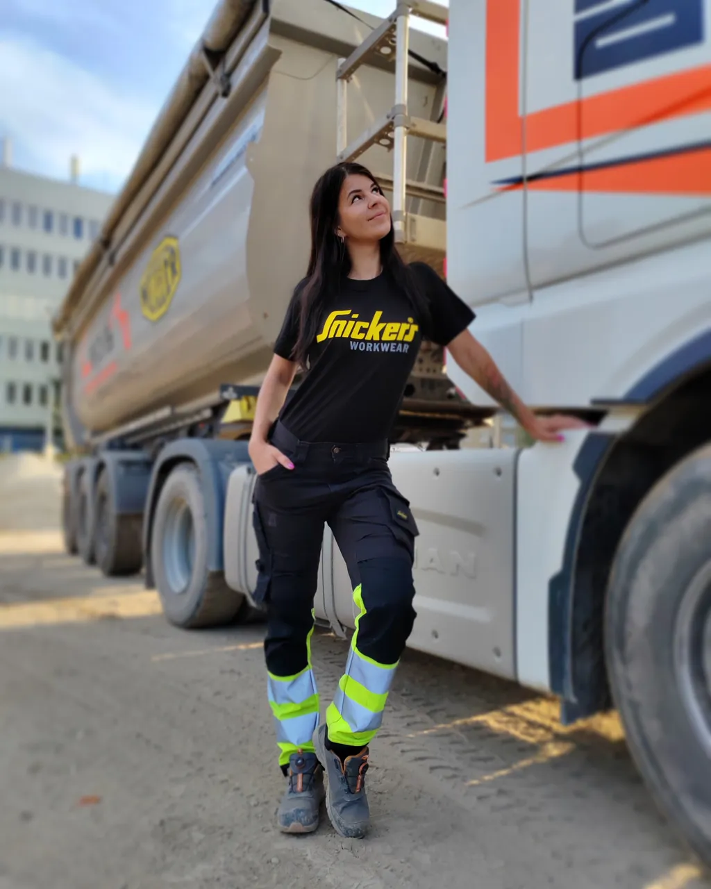 Noémi mára túlszárnyalta édesapját, és minden létező kategóriára van jogosítványa, és hat éve férfiakat megszégyenítő profizmussal irányítja a billencses teherautókat Szlovákia bányáiban Fotó:olvasói fotó