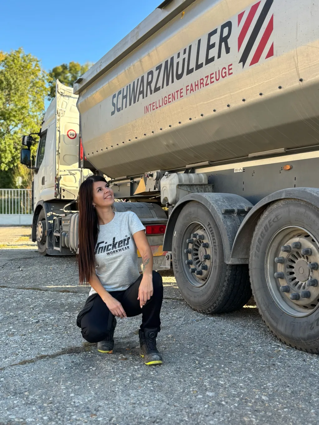 Hatalmas élmény volt Noémi számára, mikor 12 éves korában édesapja először megengedte, hogy a hatalmas jármű volánja mögé üljön Fotó: olvasói fotó