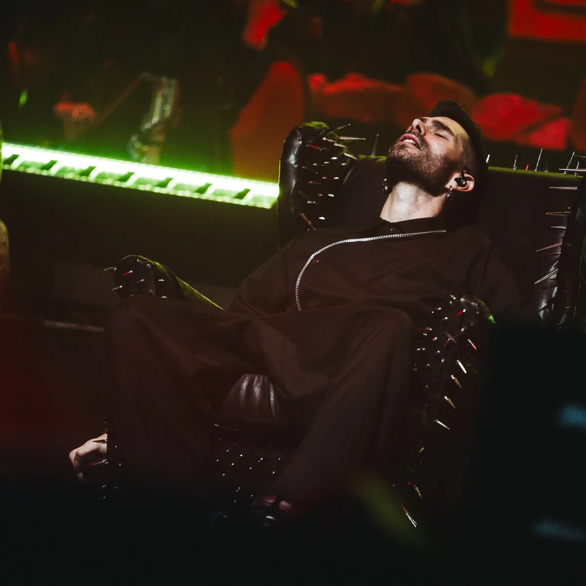 ByeAlex egy BDSM fotelben