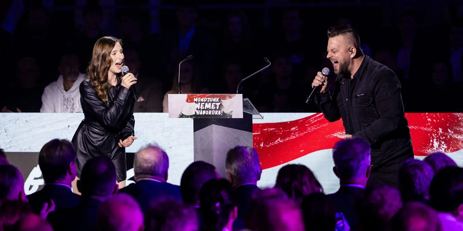 Gudics Máté és Tóth Abigél óriásit énekelt a Háborúellenes Gyűlés színpadán