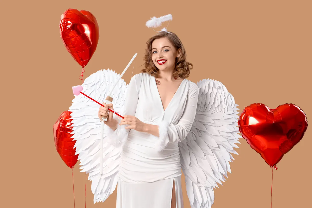 Valentin-napi angyali üzenetek Young,Woman,Dressed,As,Cupid,With,Bow,And,Balloons,On