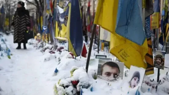 Az árnyakban meglátom erős vállaidat - könnyfakasztó videóban búcsúzik halott apjától a gyászoló ukrán lány