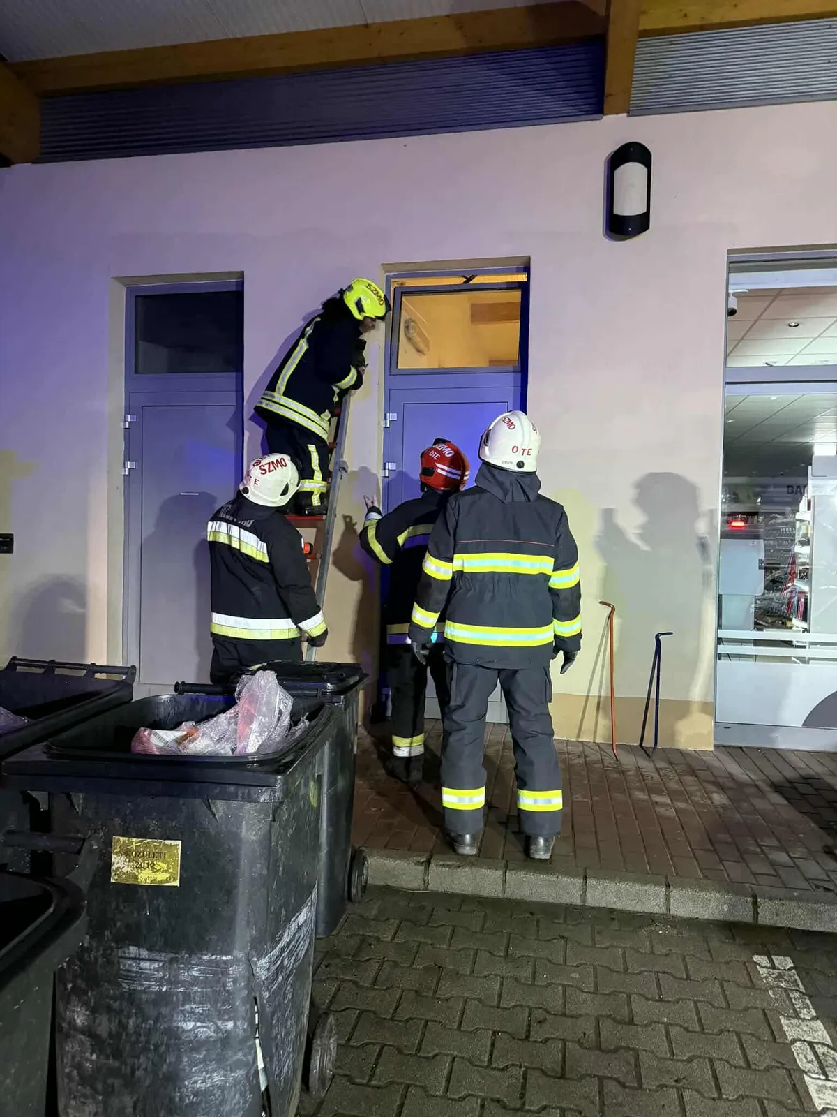 részeg férfi, tűzoltó, Tahitótfalu